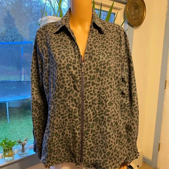 Lemon grass Chetah Print Full zip blouse Women Size L - Picture 1 of 6